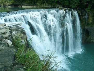 Greenery Pingxi Shifen-Waterfall Waterfall Picture