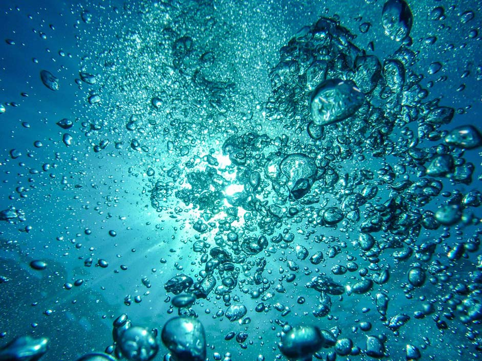 Blow Underwater Diving Air-Bubbles