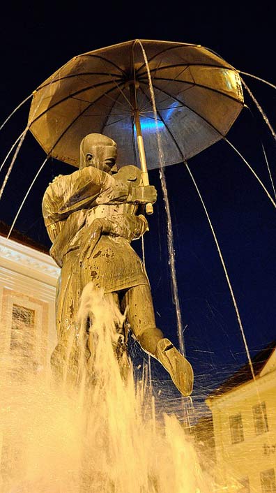 Couple Umbrella Statue Kissing