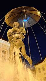 Kissing Couple Umbrella Statue Picture