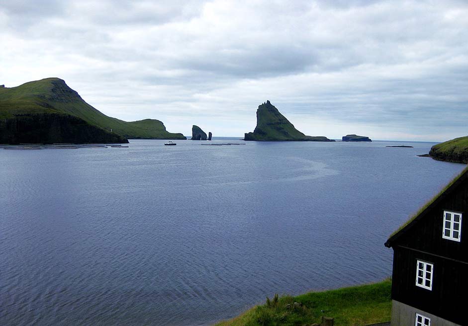 Calm-Seas Faroe-Islands Bur Srvgsfjrdur