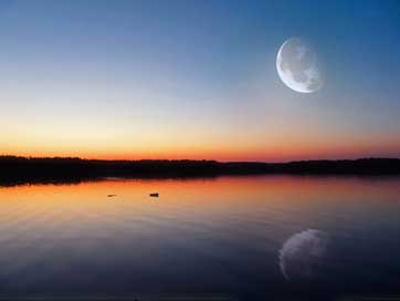 Evening-Lake Finland Big-Moon Glow Picture