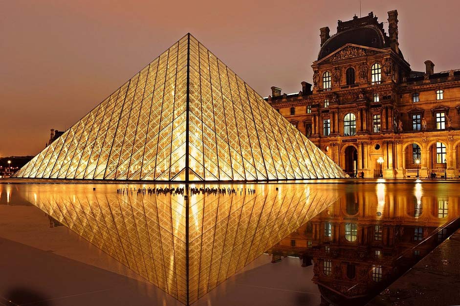 Tourism Paris Pyramid Louvre