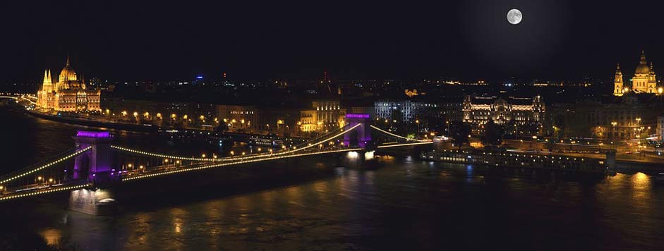 Chain-Bridge Coach Budapest At-Night