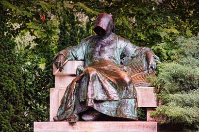 Vajdahunyadvr Budapest Monument Anonymus Picture