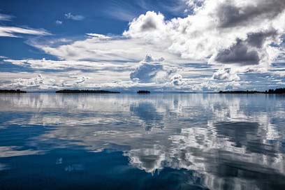 Tropical-Sea Blue Reflection Cloud Picture