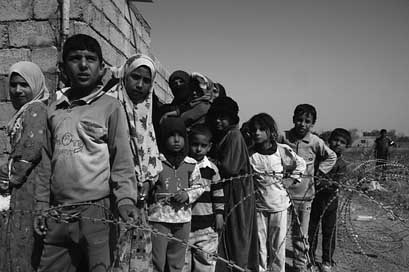 Children-Of-War Waiting-Line Sadness Hungry Picture
