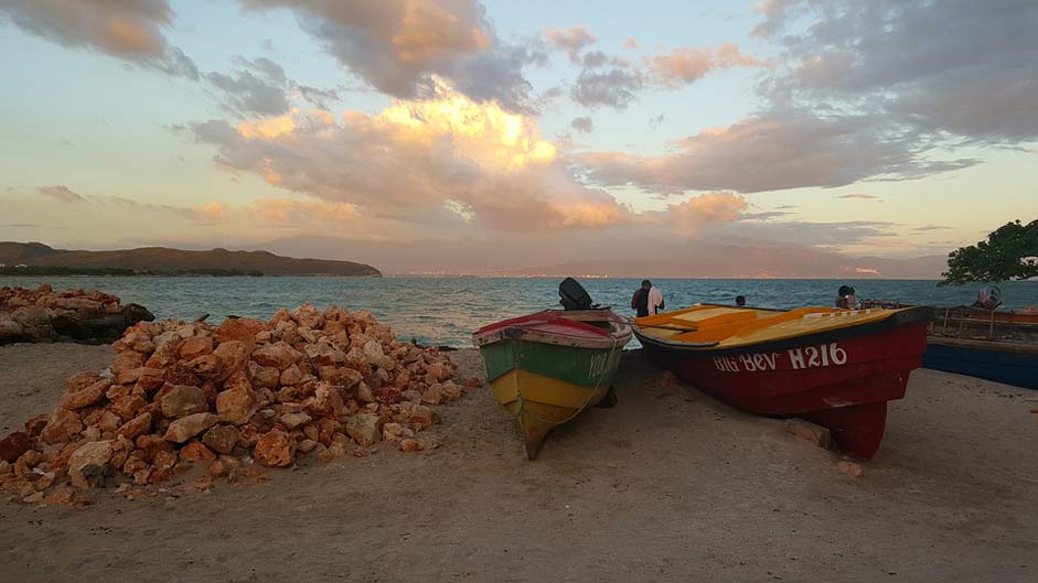 Ocean Fishing-Boat Fishing Beach