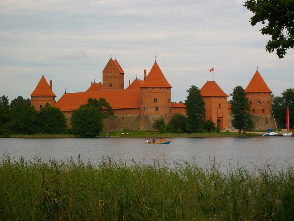 Visit Lake Baltic-Countries Castle