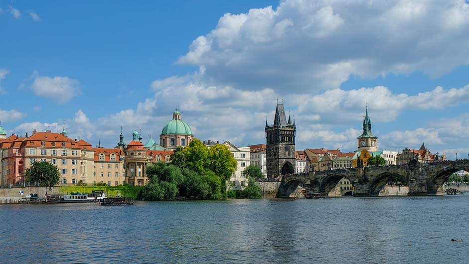 Praha Moldova Charles-Bridge Prague