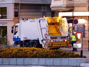 Street-Cleaning Truck Monaco Garbage-Disposal Picture