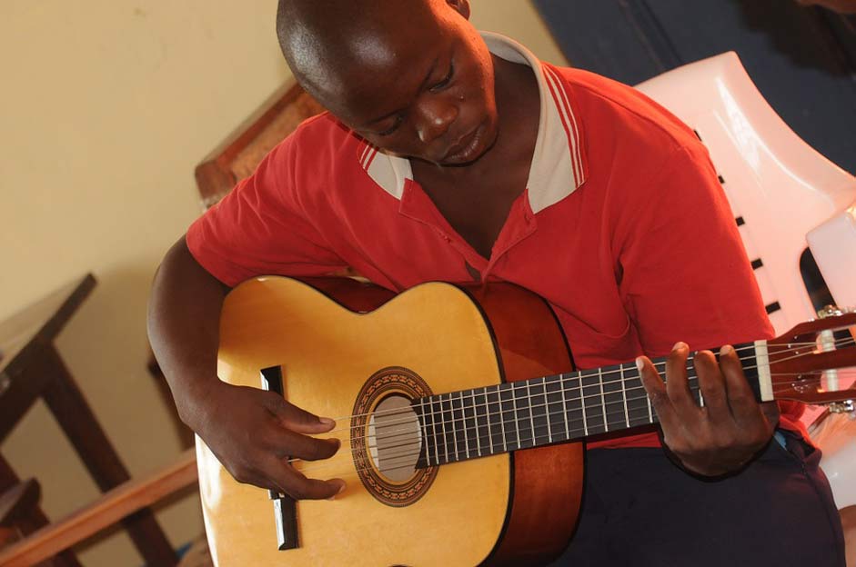 Black Learning Guitar-Lessons Mozambique