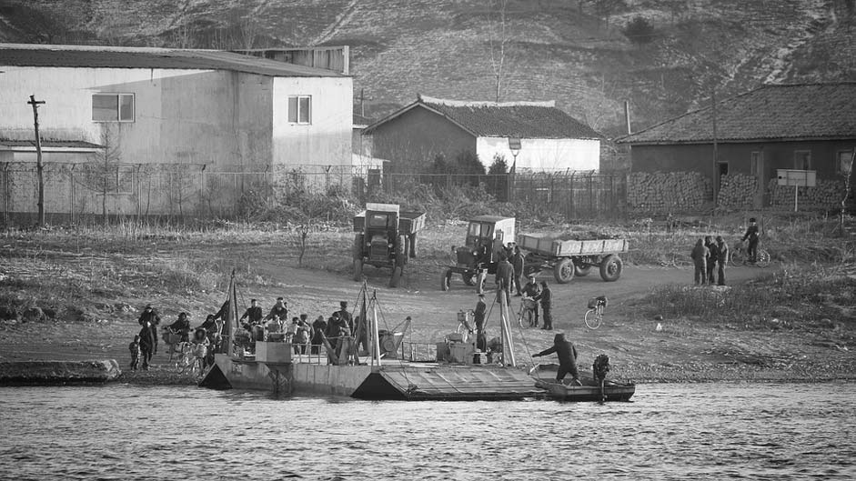  North-Korea Yalu-River Poor-People