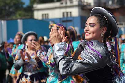 Mujer-Peruana Culture En-Lima-Per Bailando-Saya Picture