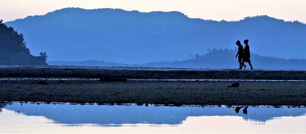 Reflection Walking People Sea Picture