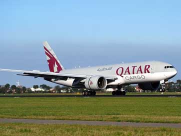 Qatar-Airways Airport Boeing-777 Cargo Picture