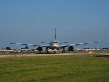 Qatar-Airways Airport Boeing-777 Cargo Picture