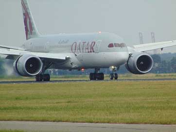 Plane Take-Off Qatar-Airlines Dreamliner Picture