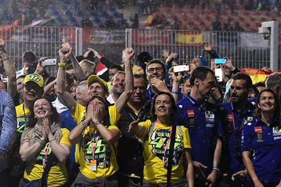 Valentino-Rossi 2017 Qatar Fans Picture
